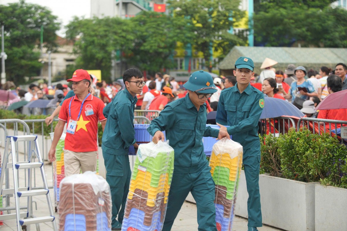 Công an Hà Nội sắp xếp chỗ ngồi ưu tiên cho cựu chiến binh, người cao tuổi xem diễu binh Công an Hà Nội sắp xếp chỗ ngồi ưu tiên cho cựu chiến binh, người cao tuổi xem diễu binh