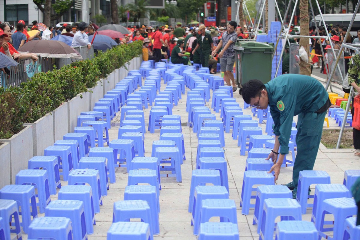 Công an Hà Nội sắp xếp chỗ ngồi ưu tiên cho cựu chiến binh, người cao tuổi xem diễu binh Công an Hà Nội sắp xếp chỗ ngồi ưu tiên cho cựu chiến binh, người cao tuổi xem diễu binh