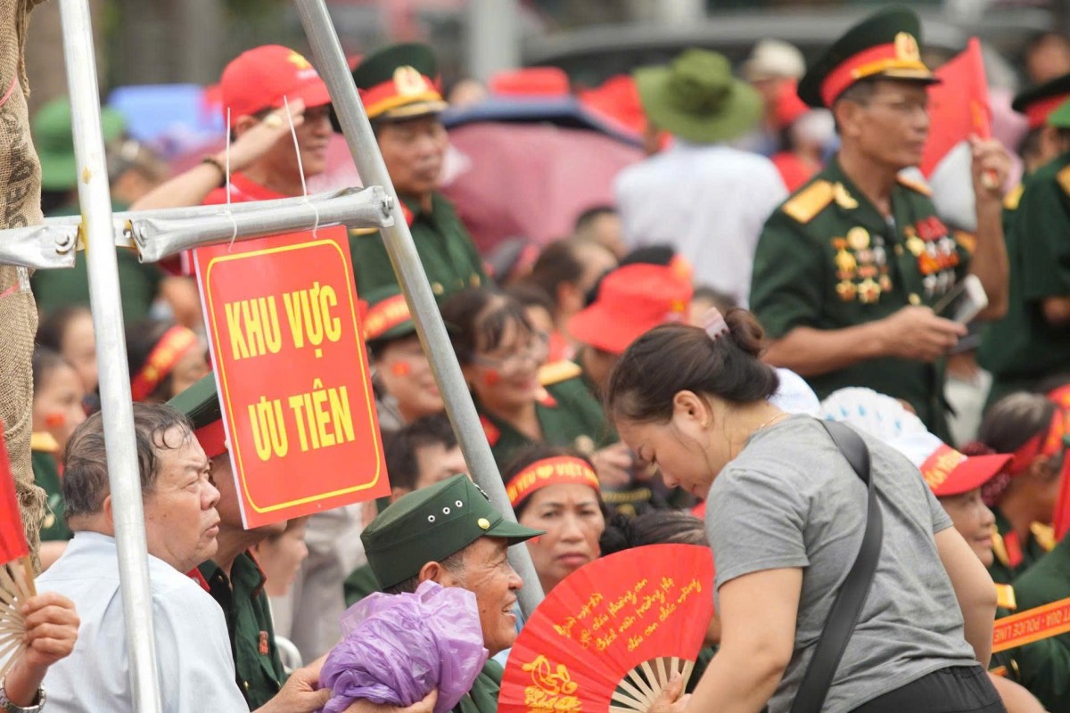 Công an Hà Nội sắp xếp chỗ ngồi ưu tiên cho cựu chiến binh, người cao tuổi xem diễu binh Công an Hà Nội sắp xếp chỗ ngồi ưu tiên cho cựu chiến binh, người cao tuổi xem diễu binh