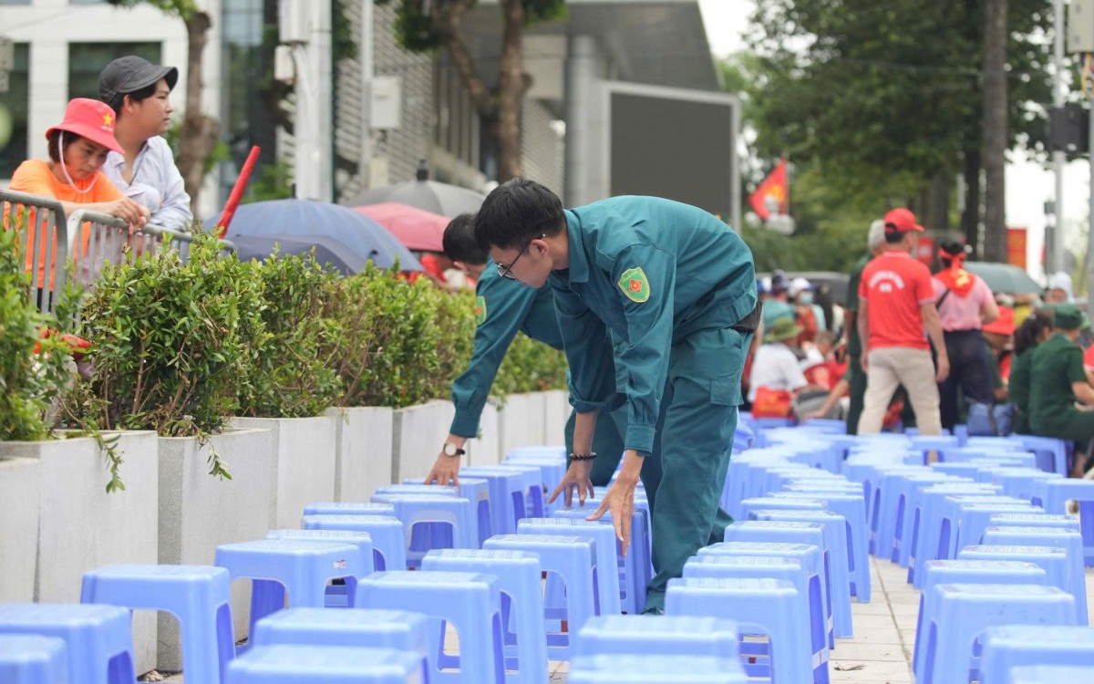 Công an Hà Nội sắp xếp chỗ ngồi ưu tiên cho cựu chiến binh, người cao tuổi xem diễu binh Công an Hà Nội sắp xếp chỗ ngồi ưu tiên cho cựu chiến binh, người cao tuổi xem diễu binh