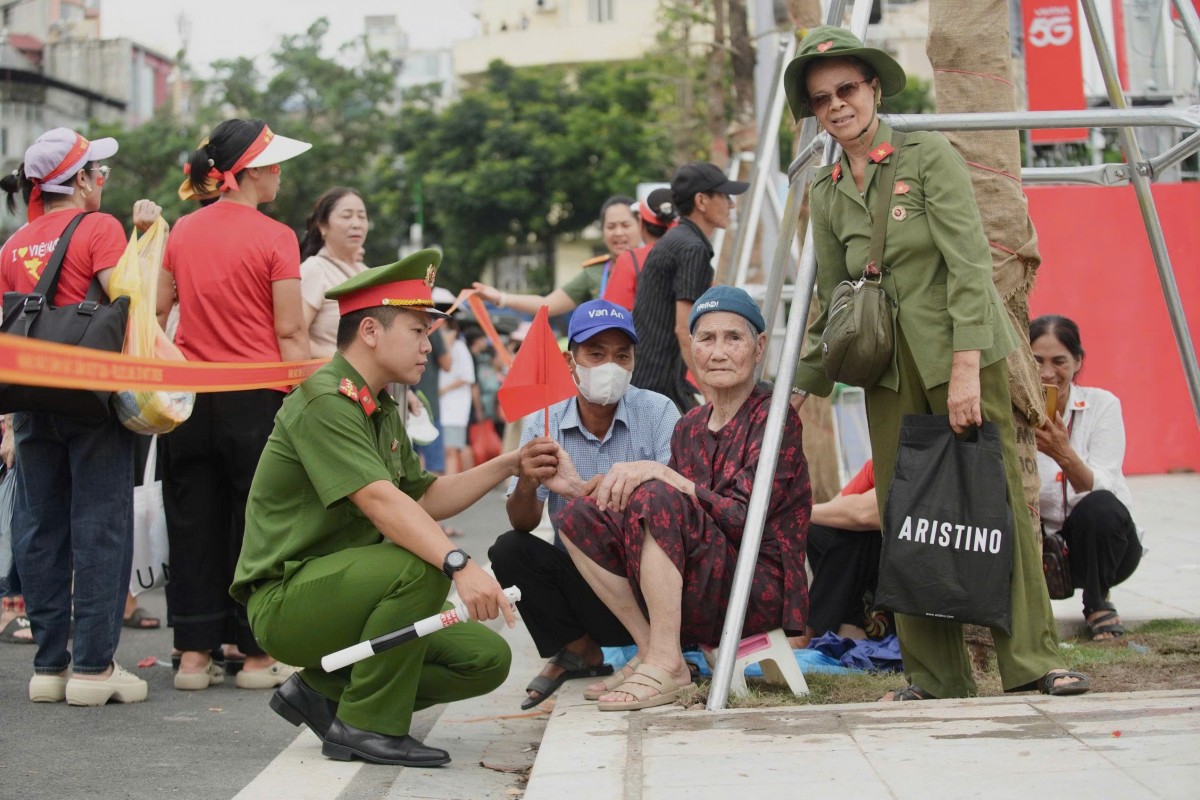 Công an Hà Nội sắp xếp chỗ ngồi ưu tiên cho cựu chiến binh, người cao tuổi xem diễu binh Công an Hà Nội sắp xếp chỗ ngồi ưu tiên cho cựu chiến binh, người cao tuổi xem diễu binh