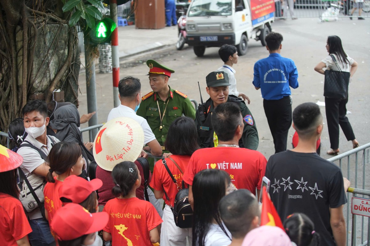 Công an Hà Nội sắp xếp chỗ ngồi ưu tiên cho cựu chiến binh, người cao tuổi xem diễu binh Công an Hà Nội sắp xếp chỗ ngồi ưu tiên cho cựu chiến binh, người cao tuổi xem diễu binh