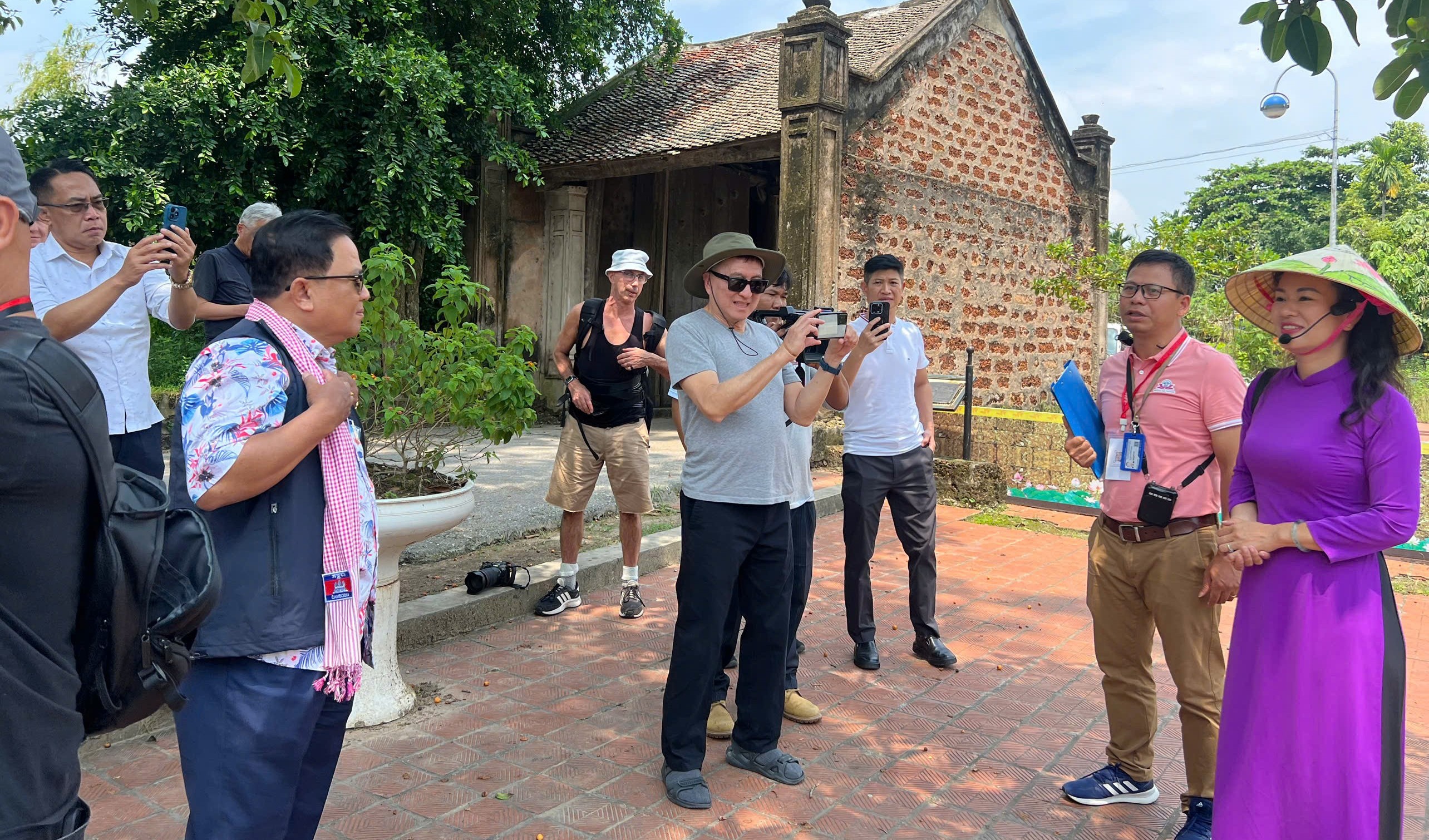 Phóng viên quốc tế tham quan Làng cổ Đường Lâm, Sơn Tây