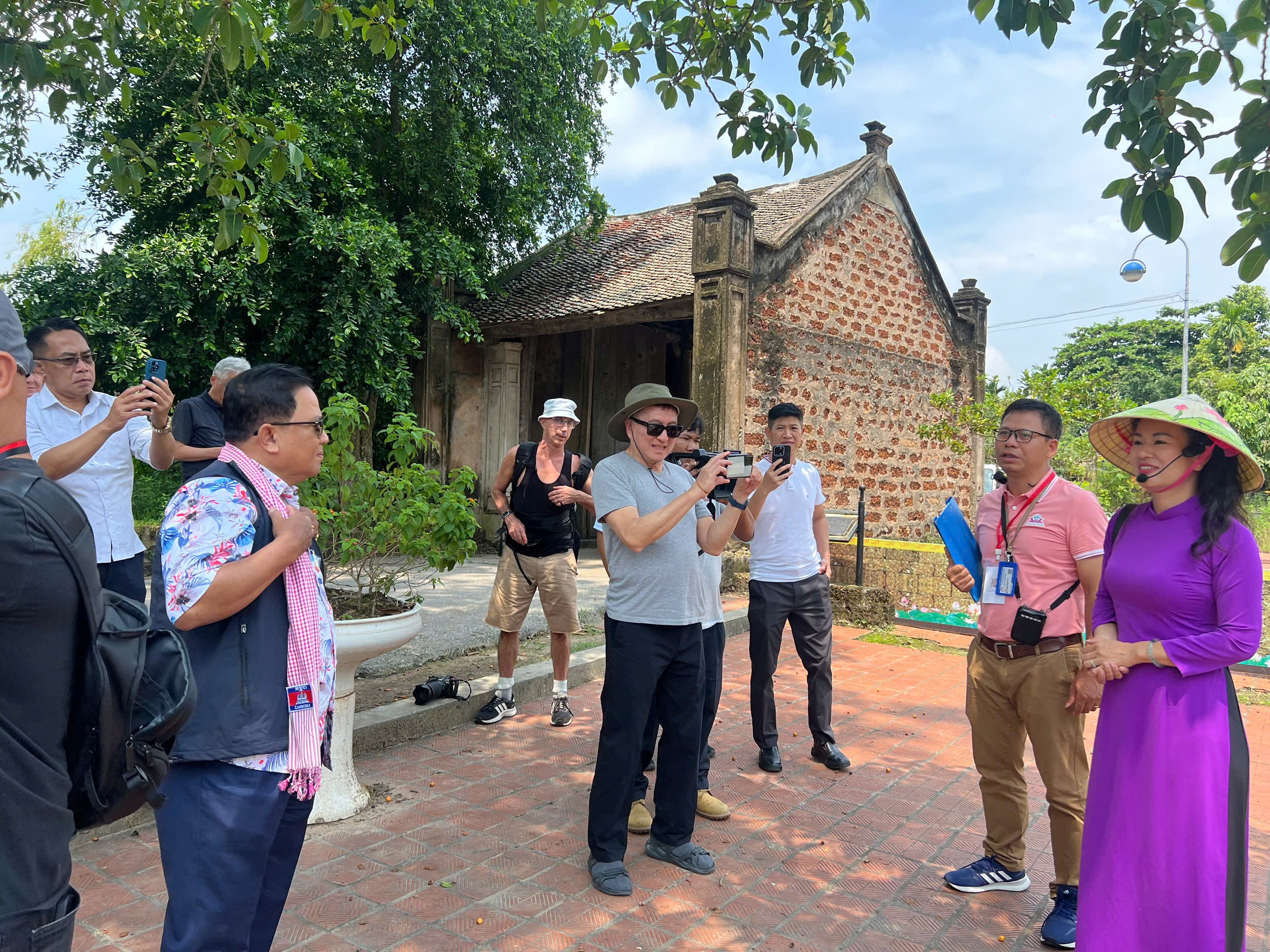 Phóng viên quốc tế tham quan Làng cổ Đường Lâm, Sơn Tây