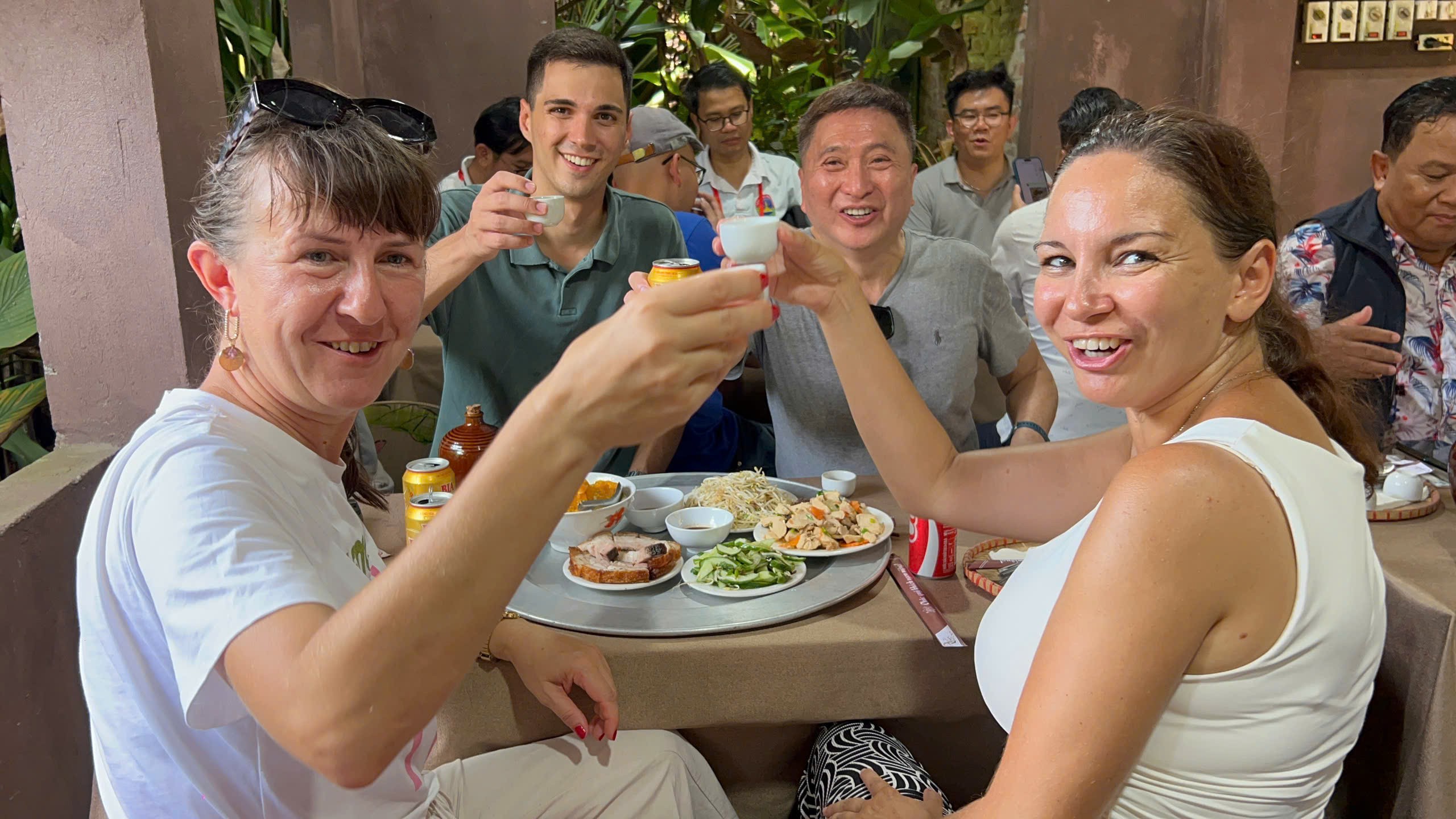 Phóng viên quốc tế tham quan Làng cổ Đường Lâm, Sơn Tây