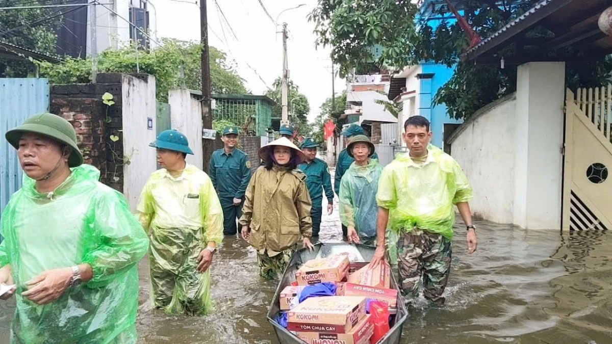 Mặt trận Tổ quốc xã Đoài Phương thăm, tặng quà 118 hộ dân bị ngập lụt