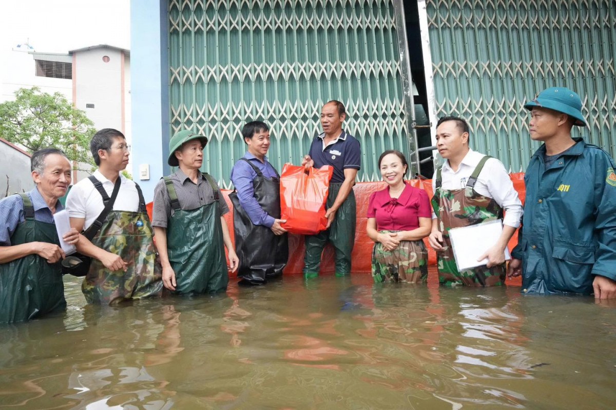 Phường Sơn Tây thăm, tặng quà các gia đình bị ảnh hưởng bởi bão số 5