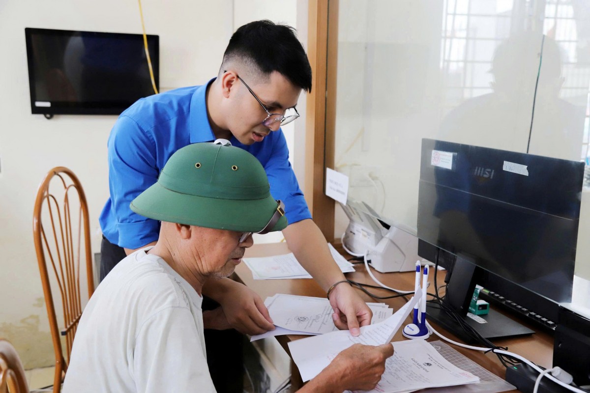 Chung tay hỗ trợ người dân chuyển đổi số