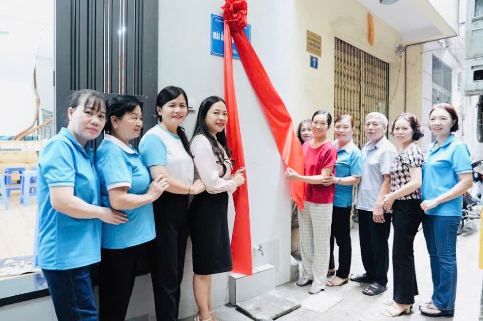 Phường Khương Đình trao mái ấm tình thương cho hộ gia đình có hoàn cảnh khó khăn