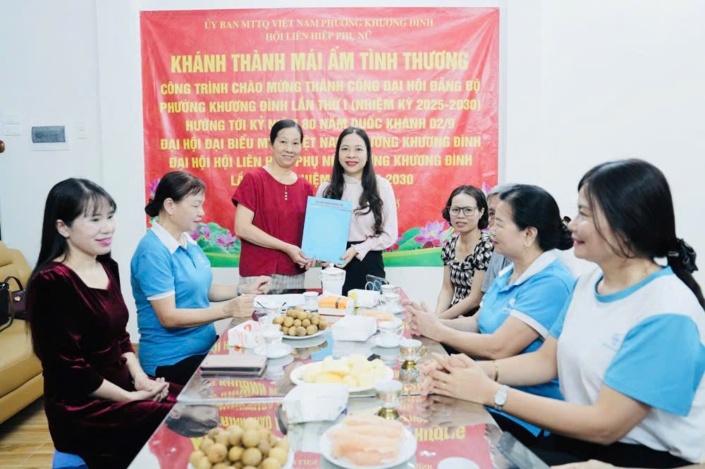 Phường Khương Đình trao mái ấm tình thương cho hộ gia đình có hoàn cảnh khó khăn