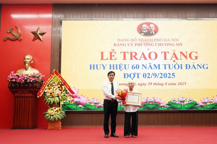 56 đảng viên phường Chương Mỹ được trao Huy hiệu Đảng đợt 2/9