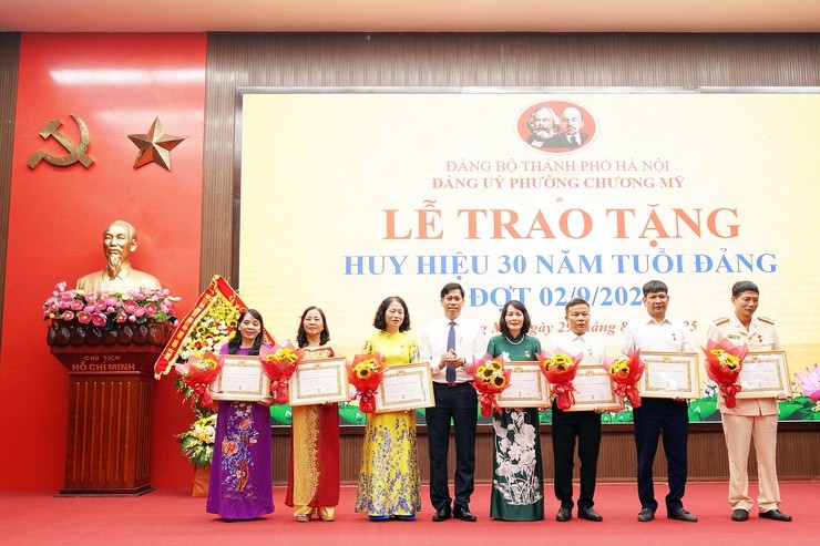 56 đảng viên phường Chương Mỹ được trao Huy hiệu Đảng đợt 2/9