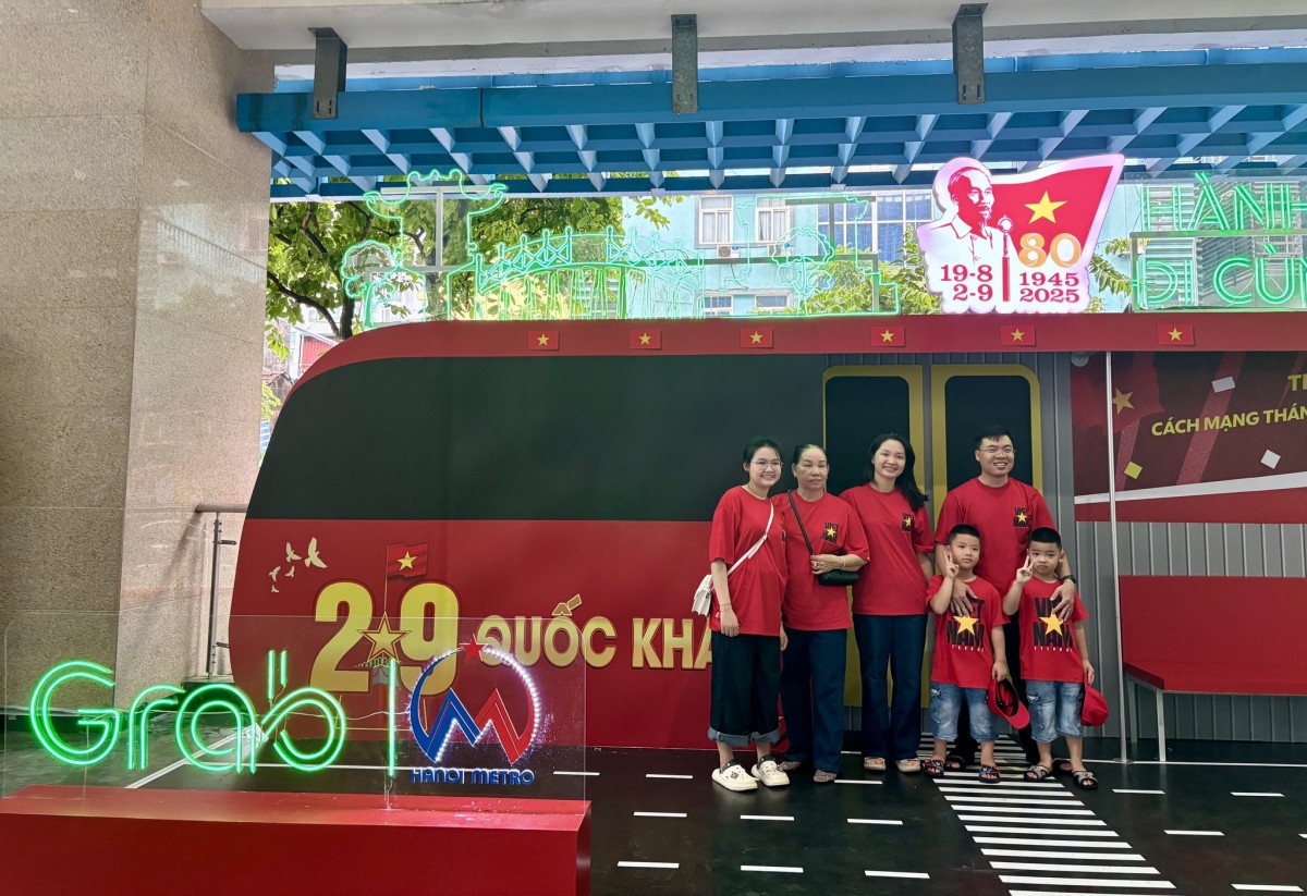 Người dân chọn tàu điện để kịp xem tổng duyệt lễ diễu binh, diễu hành A80