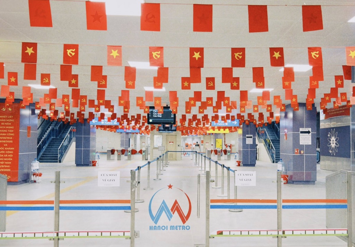 Người dân chọn tàu điện để kịp xem tổng duyệt lễ diễu binh, diễu hành A80