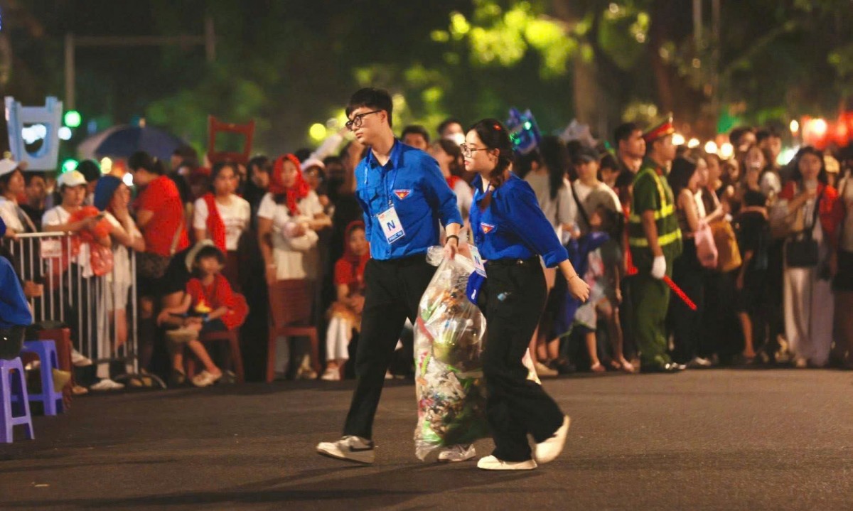 Khi chiếc túi đã nặng trĩu, họ buộc gọn, kéo ra khu tập kết. “Sạch từ hàng rào đến vỉa hè” - đó là nguyên tắc giản dị nhưng làm nên hình ảnh Hà Nội văn minh.