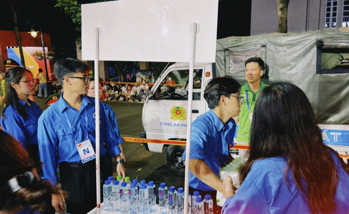 Thanh niên tình nguyện luôn sẵn sàng tiếp nước phục vụ nhân dân.