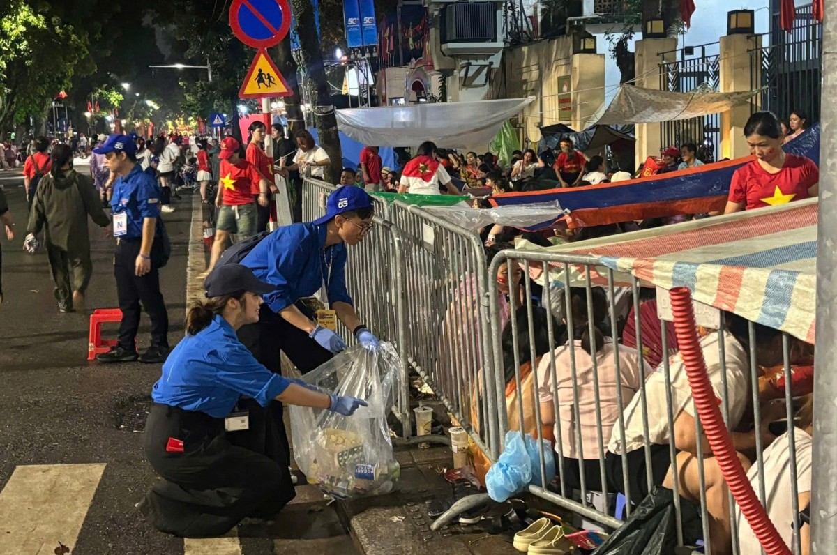 Các bạn trẻ mang theo những bao nilon trong suốt, căng rộng để người dân bỏ rác. Từng chai nước rỗng, túi nilon, hộp giấy lần lượt được chuyền tay. Có bạn khom người qua lan can, có bạn di chuyển liên tục để “gom” cho kịp.