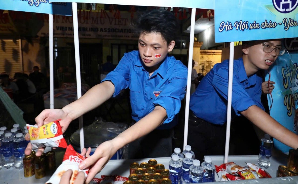 Hình ảnh tình nguyện viên áo xanh ân cần trao chai nước, gói bánh, túi quà cho người dân; nhanh nhẹn hỗ trợ khi có người gặp sự cố sức khỏe; bền bỉ giữ gìn vệ sinh, trật tự… đã để lại ấn tượng đẹp, góp phần lan tỏa hình ảnh thanh niên Việt Nam văn minh, t