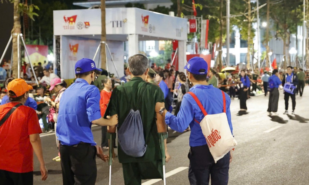 Thanh niên Thủ đô “tiếp sức” cho Tổng duyệt diễu binh, diễu hành A80