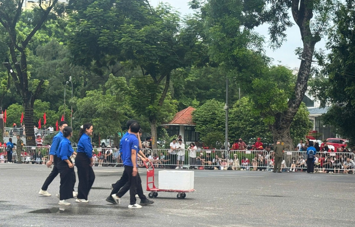 Ngay từ những ngày đầu các buổi diễu binh diễu hành, sự xuất hiện của lực lượng thanh niên tình nguyện trẻ với màu áo xanh đã trở nên thân thương với người dân.