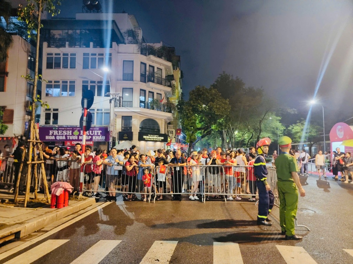 Người dân thức xuyên đêm chờ xem tổng duyệt diễu binh, diễu hành