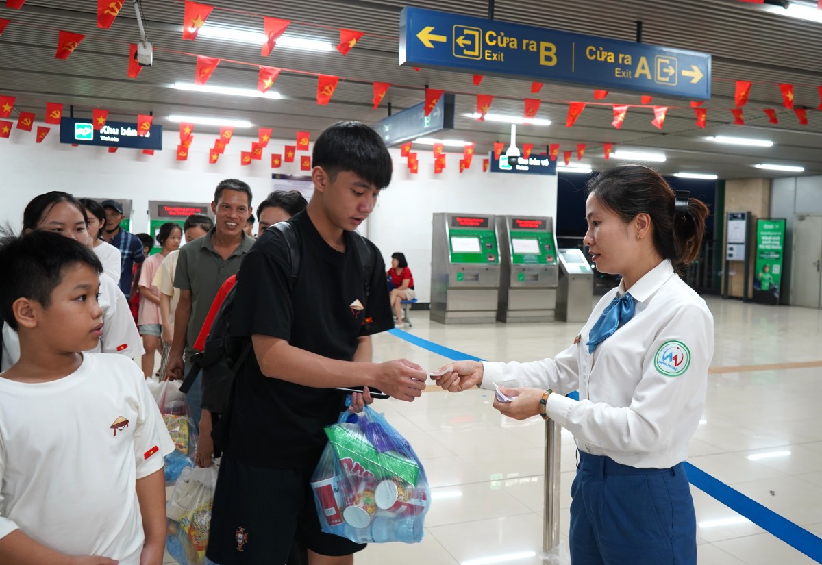 Người dân chọn tàu điện để kịp xem tổng duyệt lễ diễu binh, diễu hành A80