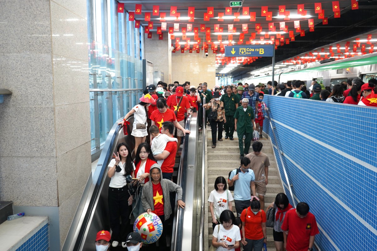 Người dân chọn tàu điện để kịp xem tổng duyệt lễ diễu binh, diễu hành A80