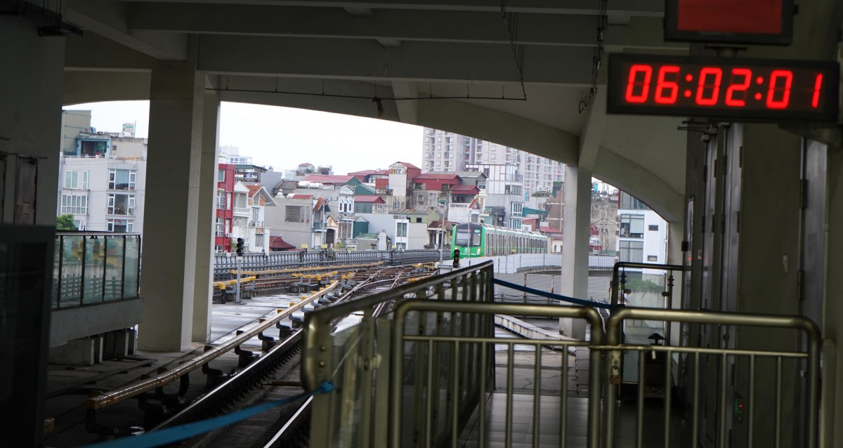 Người dân chọn tàu điện để kịp xem tổng duyệt lễ diễu binh, diễu hành A80