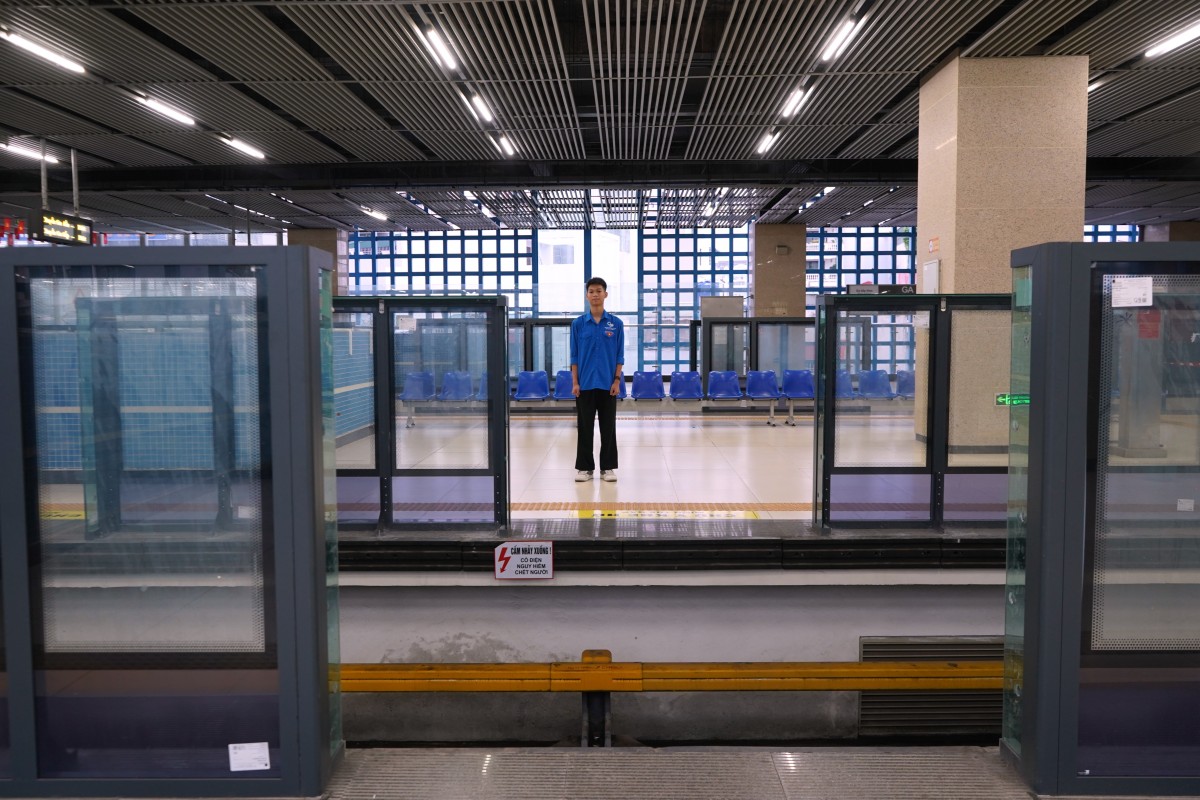 Người dân chọn tàu điện để kịp xem tổng duyệt lễ diễu binh, diễu hành A80