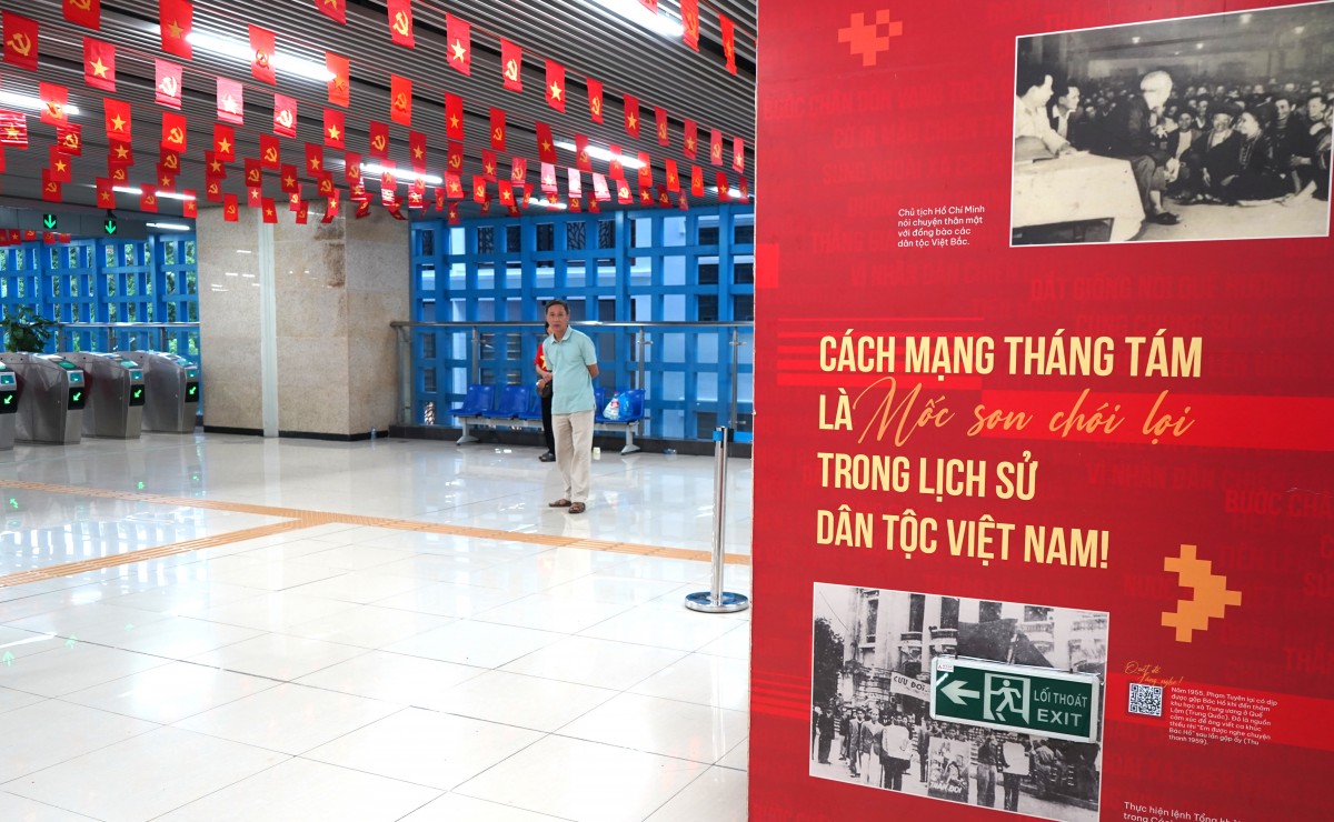 Người dân chọn tàu điện để kịp xem tổng duyệt lễ diễu binh, diễu hành A80