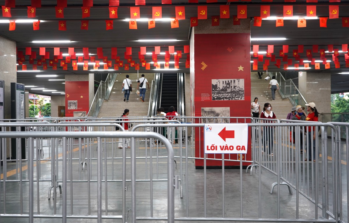 Người dân chọn tàu điện để kịp xem tổng duyệt lễ diễu binh, diễu hành A80