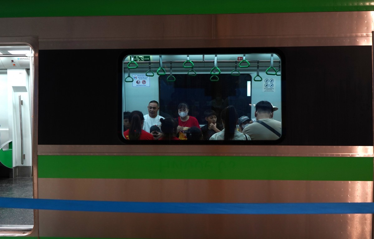 Người dân chọn tàu điện để kịp xem tổng duyệt lễ diễu binh, diễu hành A80