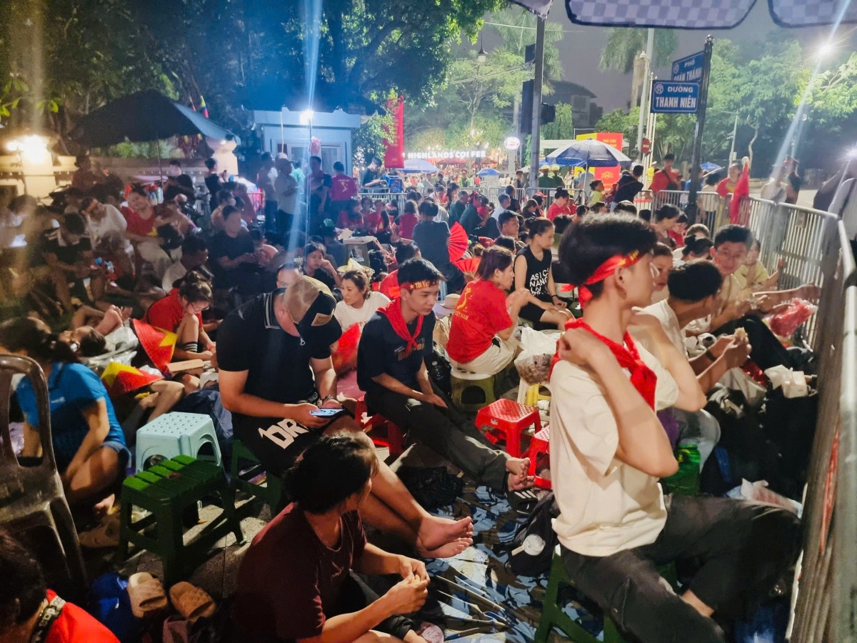 Người dân thức xuyên đêm chờ xem tổng duyệt diễu binh, diễu hành