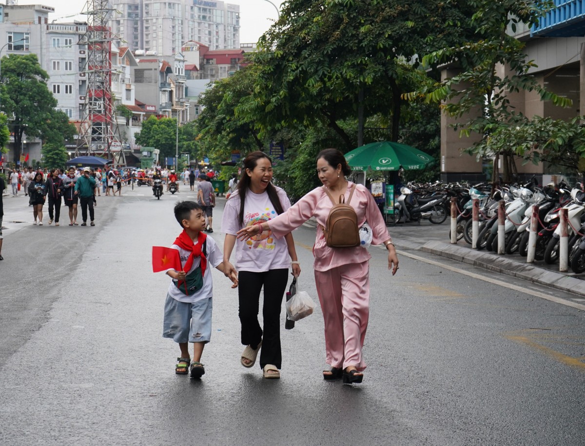 Người dân chọn tàu điện để kịp xem tổng duyệt lễ diễu binh, diễu hành A80