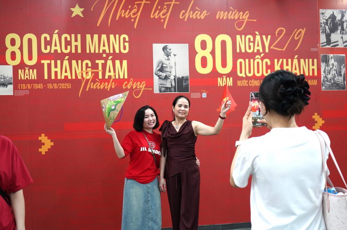 Người dân chọn tàu điện để kịp xem tổng duyệt lễ diễu binh, diễu hành A80