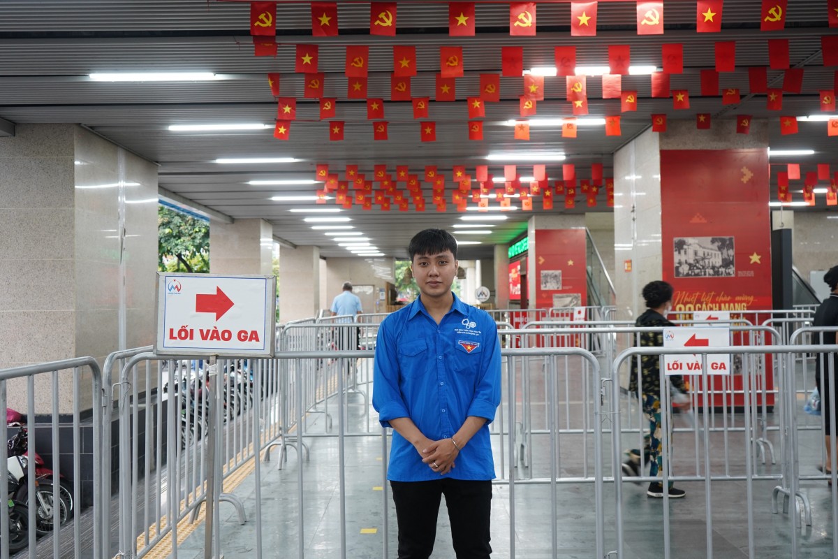 Người dân chọn tàu điện để kịp xem tổng duyệt lễ diễu binh, diễu hành A80