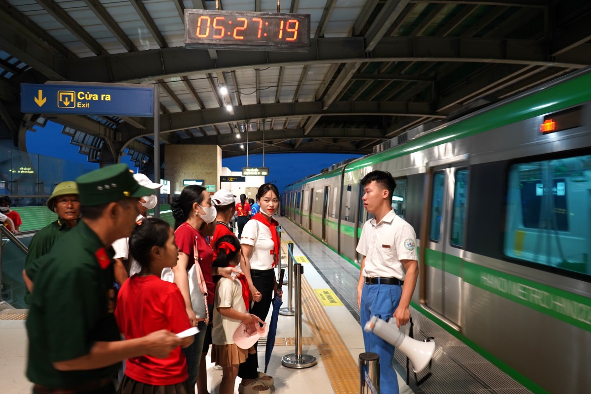 Người dân chọn tàu điện để kịp xem tổng duyệt lễ diễu binh, diễu hành A80