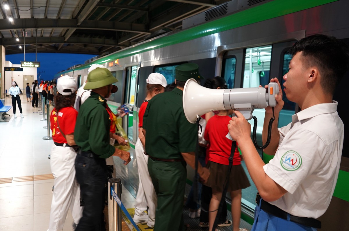 Người dân chọn tàu điện để kịp xem tổng duyệt lễ diễu binh, diễu hành A80