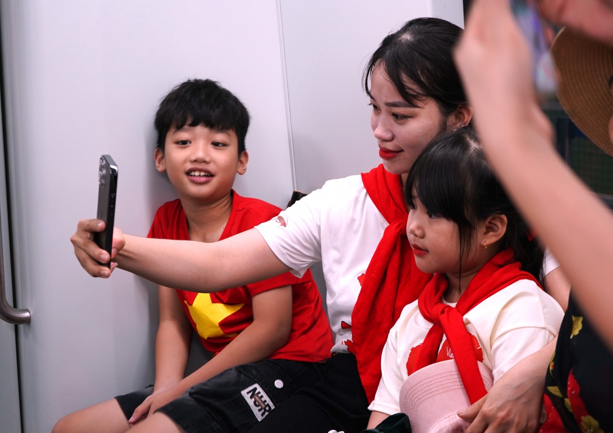 Người dân chọn tàu điện để kịp xem tổng duyệt lễ diễu binh, diễu hành A80