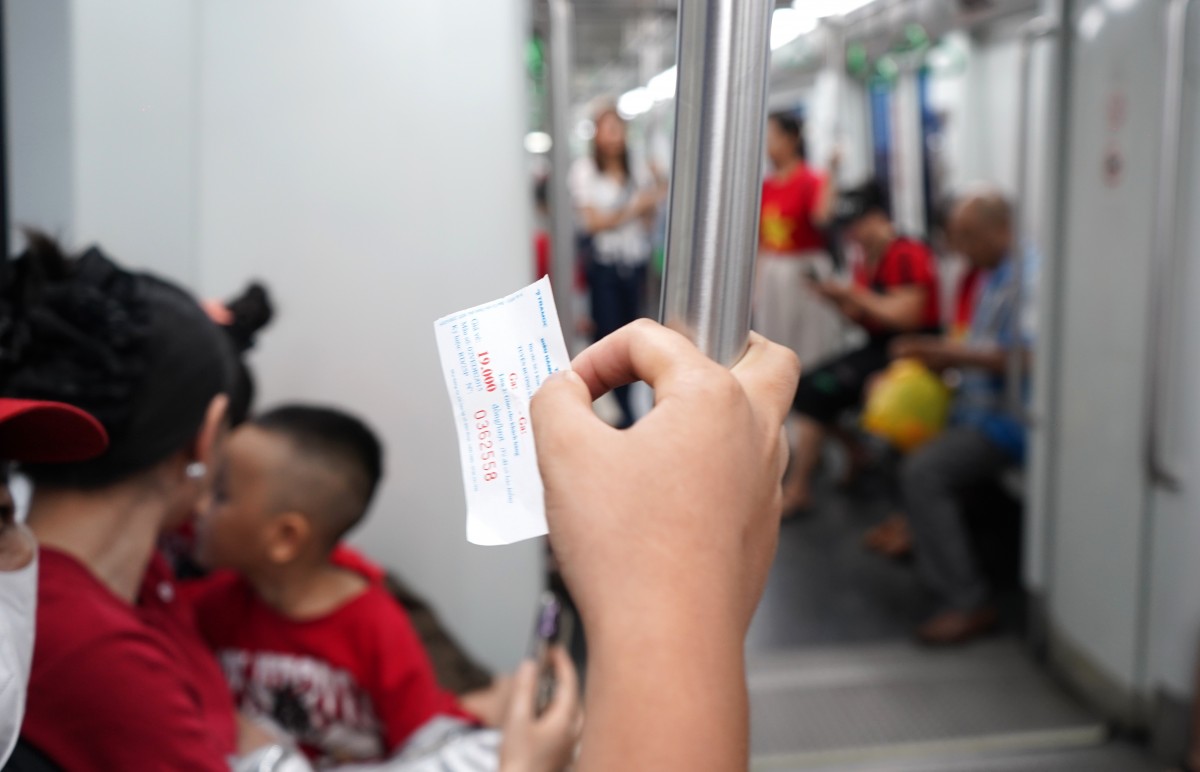 Người dân chọn tàu điện để kịp xem tổng duyệt lễ diễu binh, diễu hành A80