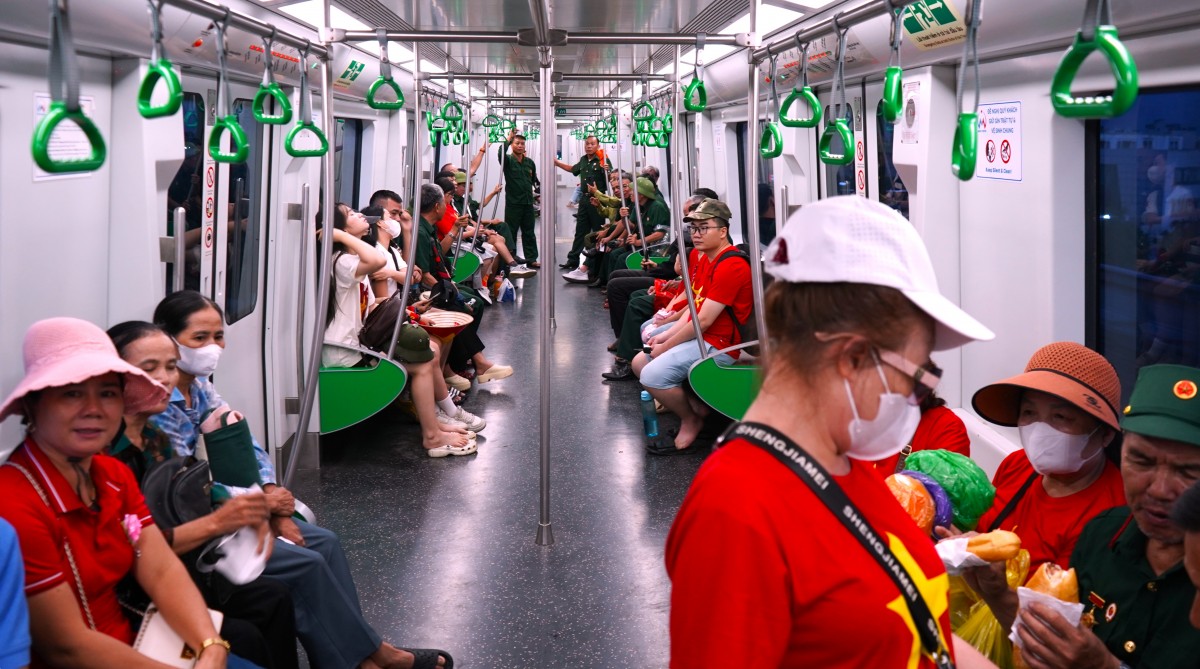 Người dân chọn tàu điện để kịp xem tổng duyệt lễ diễu binh, diễu hành A80