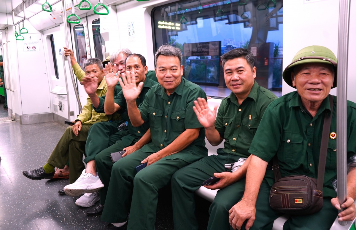 Người dân chọn tàu điện để kịp xem tổng duyệt lễ diễu binh, diễu hành A80