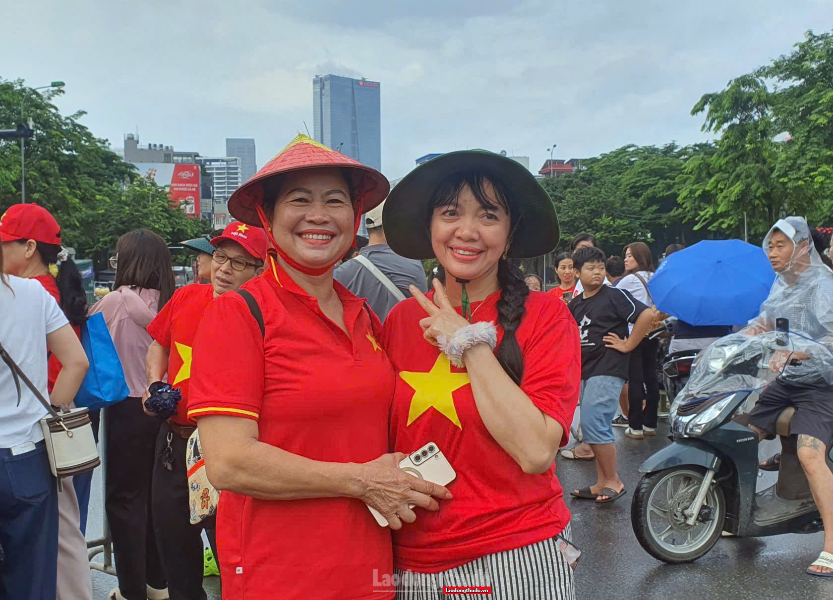 Người dân phấn khích xem biên đội máy bay trình diễn trên bầu trời Hà Nội