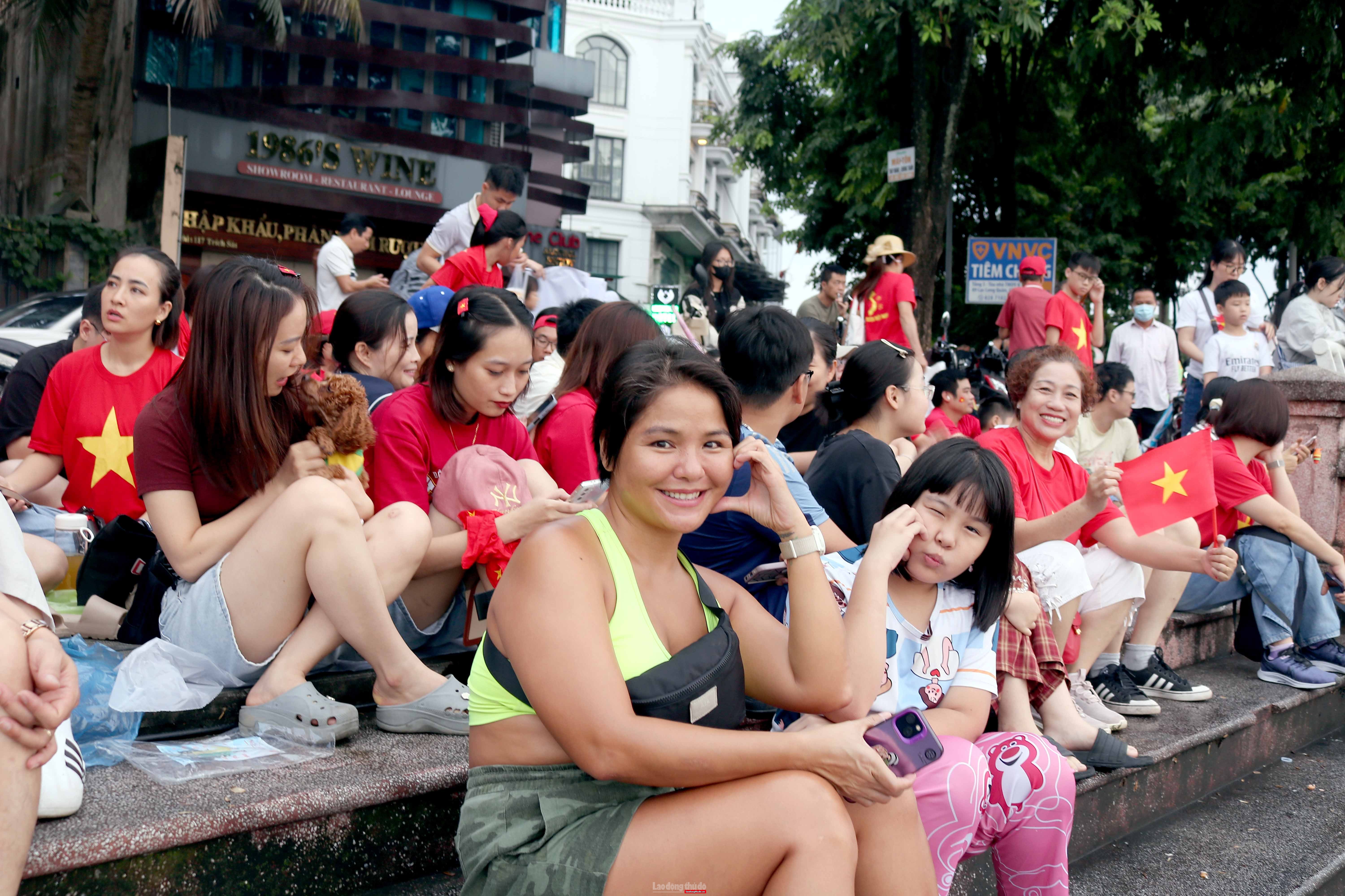 Người dân phấn khích xem biên đội máy bay trình diễn trên bầu trời Hà Nội