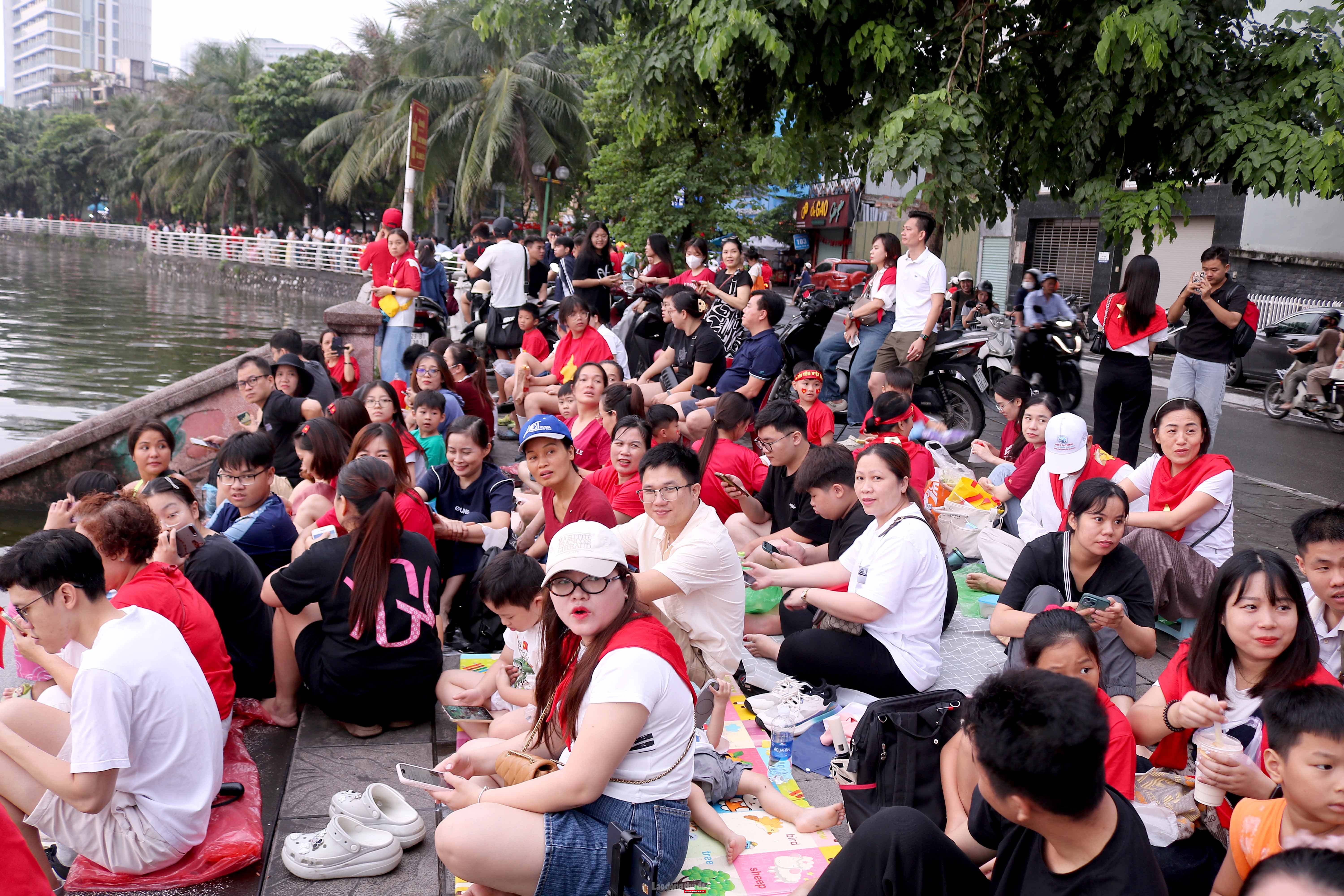 Người dân phấn khích xem biên đội máy bay trình diễn trên bầu trời Hà Nội