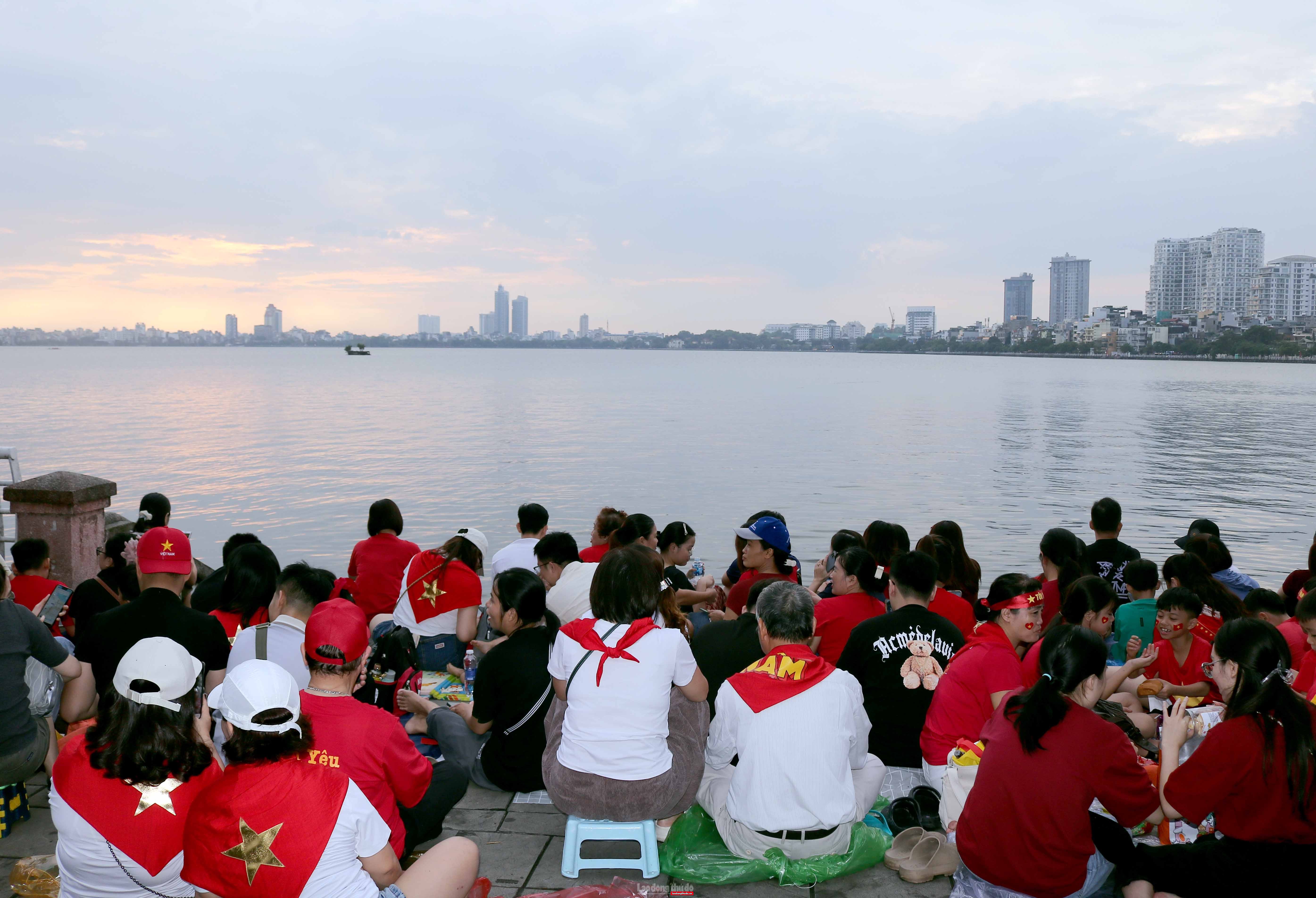 Người dân phấn khích xem biên đội máy bay trình diễn trên bầu trời Hà Nội