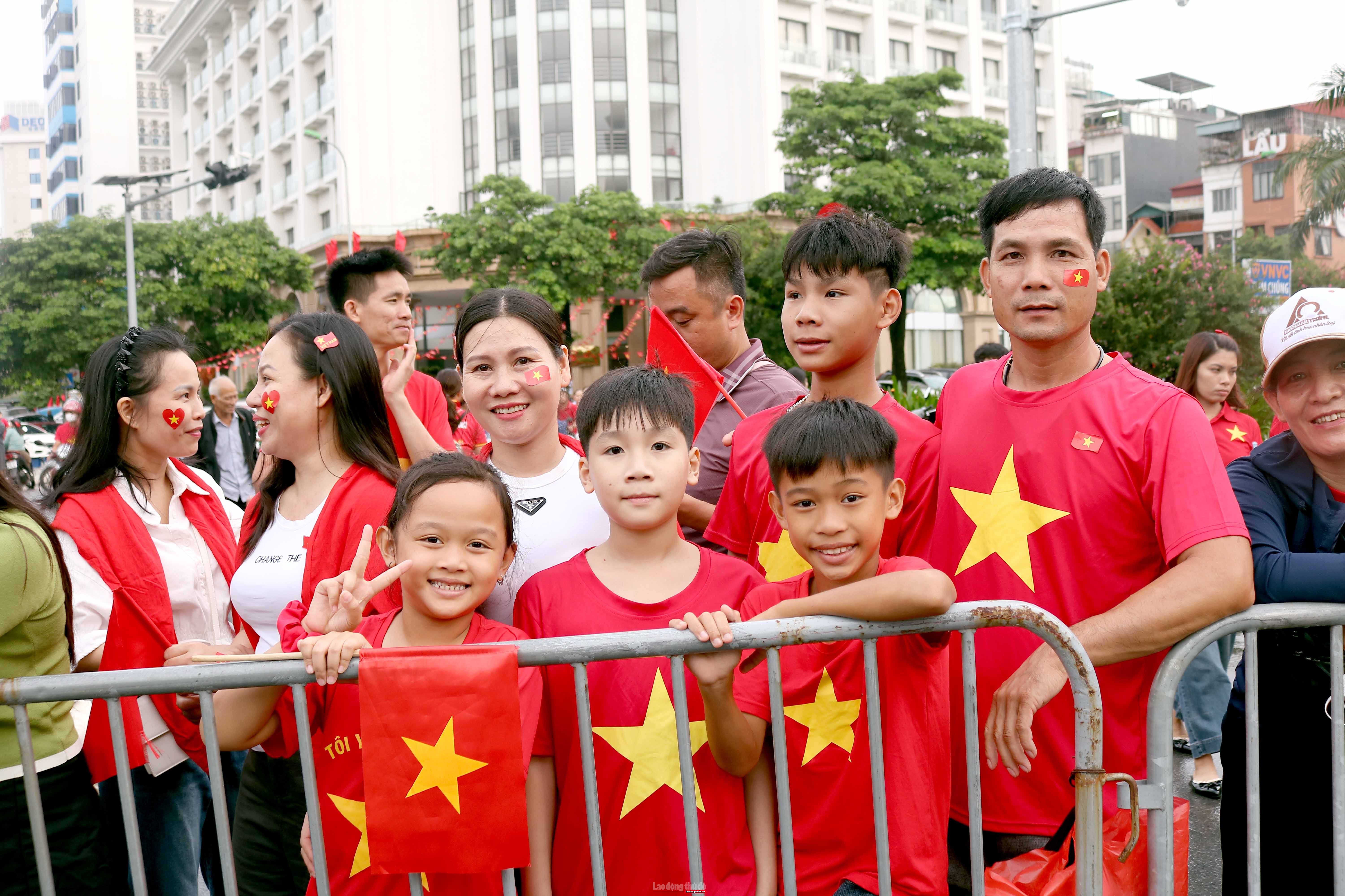 Người dân phấn khích xem biên đội máy bay trình diễn trên bầu trời Hà Nội