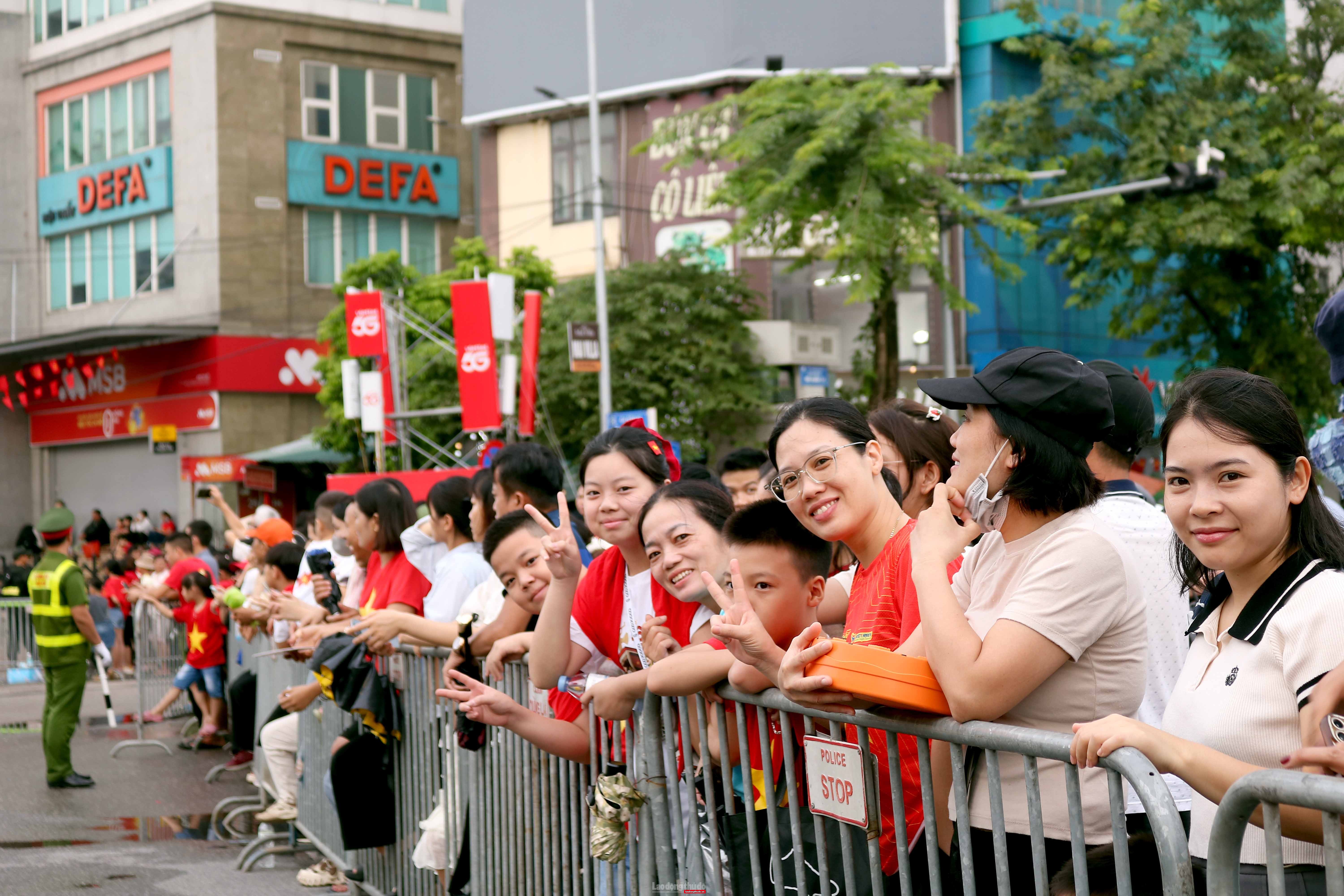 Người dân phấn khích xem biên đội máy bay trình diễn trên bầu trời Hà Nội