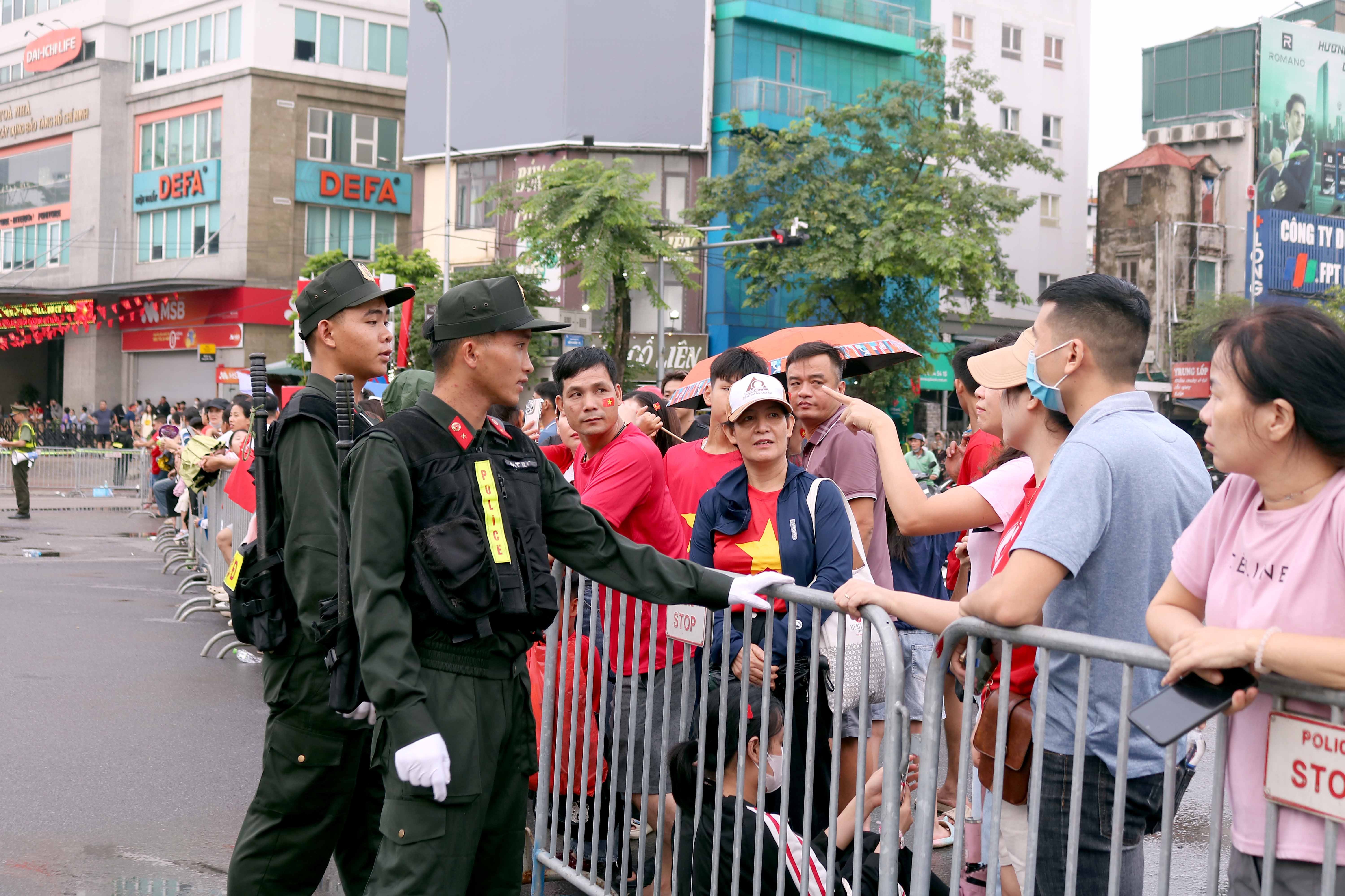 Người dân phấn khích xem biên đội máy bay trình diễn trên bầu trời Hà Nội