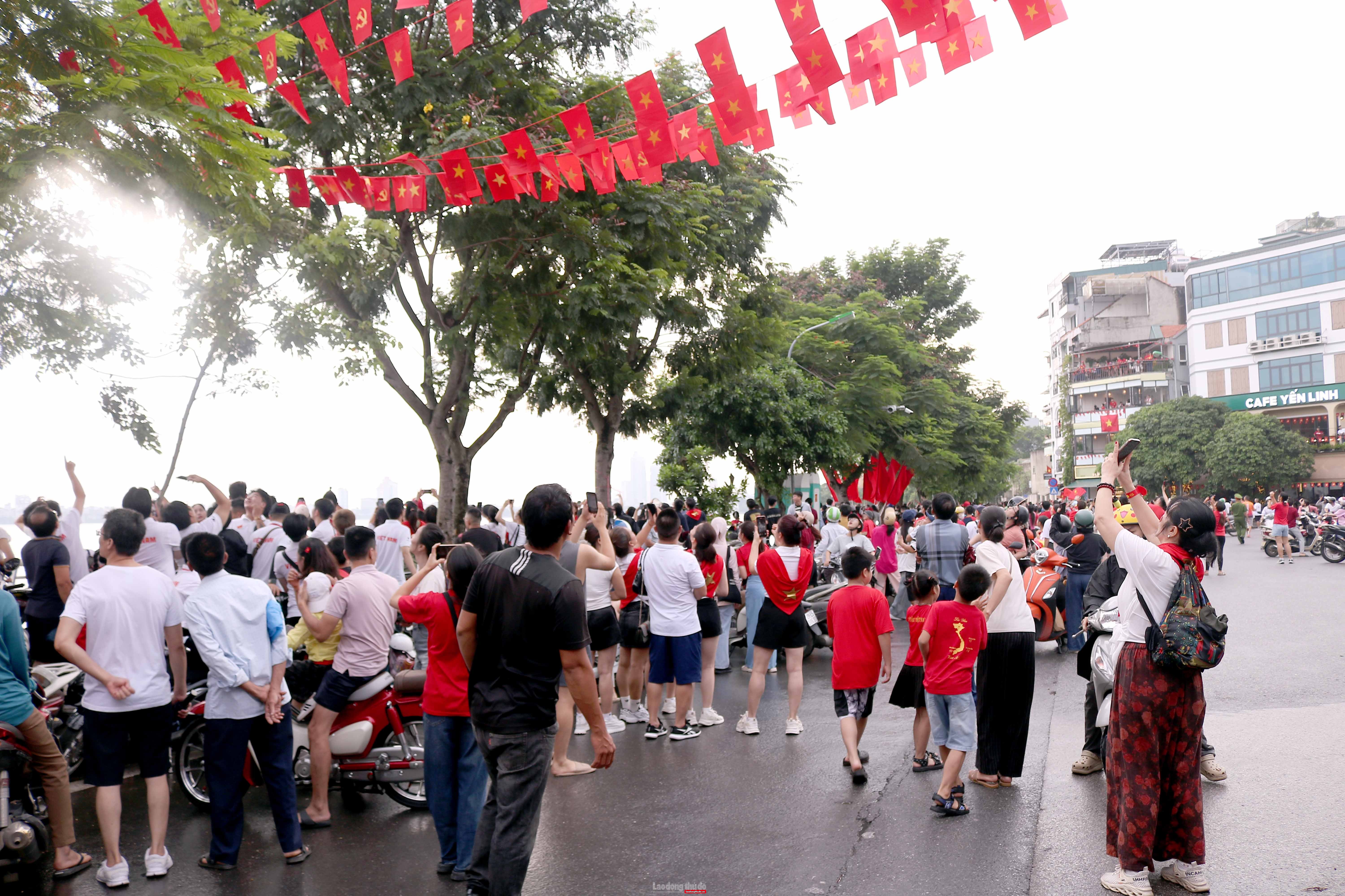 Người dân phấn khích xem biên đội máy bay trình diễn trên bầu trời Hà Nội